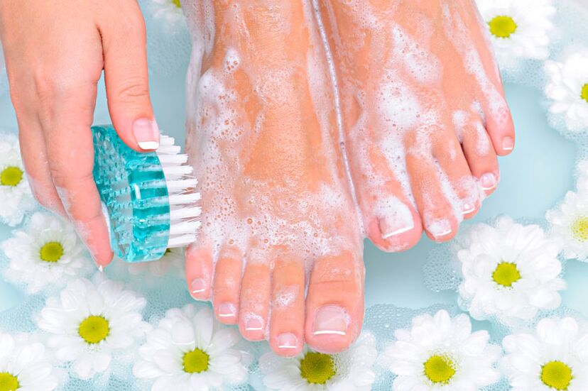 Il lavaggio regolare dei piedi è un'eccellente prevenzione dei funghi delle unghie.