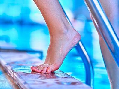 L'infezione da funghi dell'unghia del piede può verificarsi in piscina
